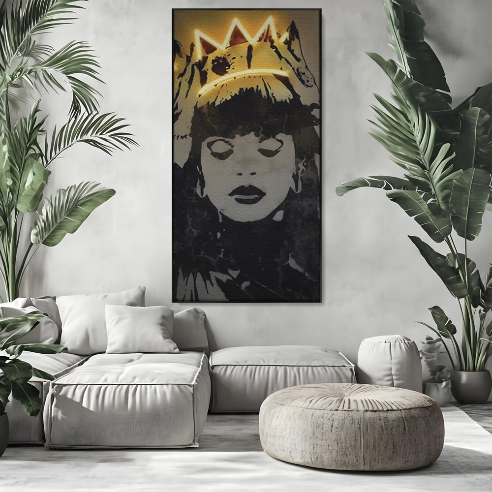 Tablou canvas cu tablou canvas cu portretul unei regine, in rama de aluminiu negru, pe perete intr-un living